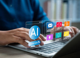 Investisseur débutant en cryptomonnaies découvrant les fondamentaux du trading automatique par intelligence artificielle