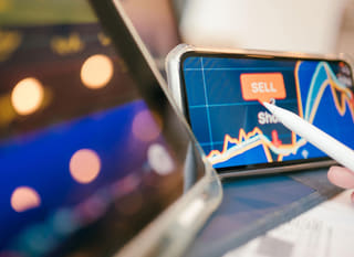 Professionnel des marchés financiers examinant Bitcoin, Ethereum ainsi que les contrats de change