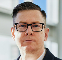 Photographie d'Alexander Hughes, directeur général d'une plateforme spécialisée dans le trading de cryptomonnaies